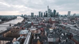 Umzug nach Frankfurt am Main: Behörden, Wohnen, Einleben