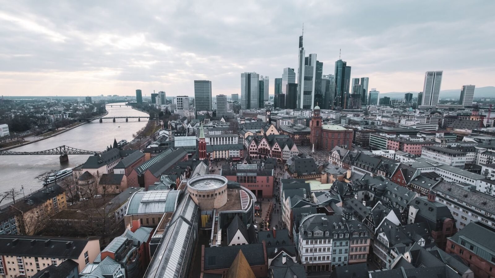 Umzug nach Frankfurt am Main: Behörden, Wohnen, Einleben