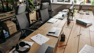 Leerer Buero-Arbeitsplatz mit Laptop und Unterlagen nach einer fristlosen Kuendigung