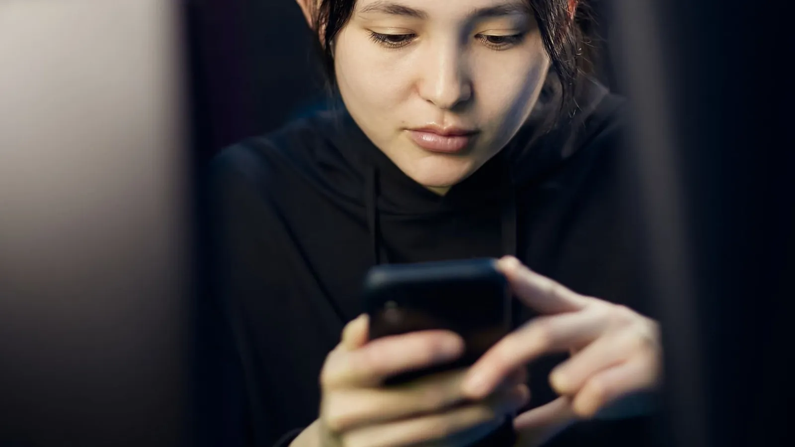 Person prueft die Netzwerkeinstellungen und IP-Adresse auf dem Smartphone