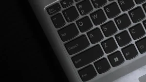 Nahaufnahme einer Laptop-Tastatur beim Eingeben eines Passworts