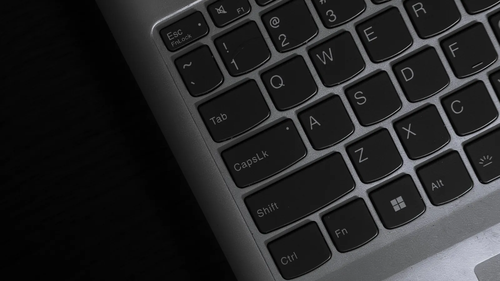 Nahaufnahme einer Laptop-Tastatur beim Eingeben eines Passworts