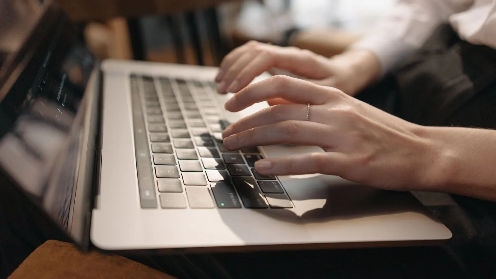 Person gibt die Speedport IP-Adresse im Browser ein, um die Router-Einstellungen zu oeffnen
