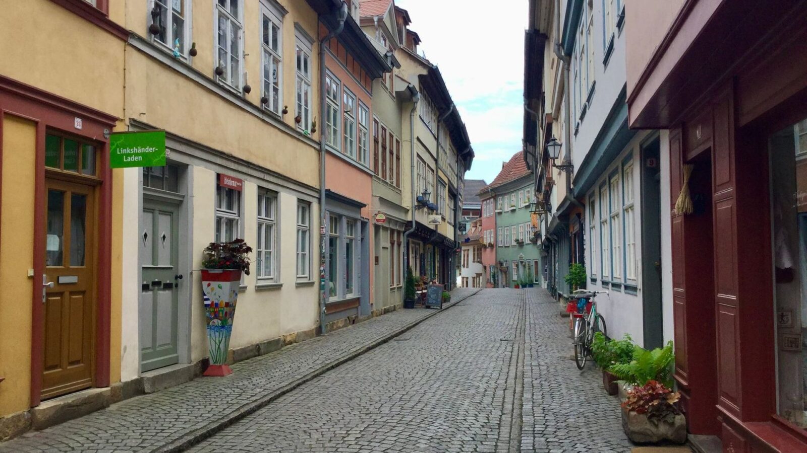 Gasse mit kleinen Geschäften in einer Altstadt – verkaufsoffener Sonntag in Baden-Württemberg