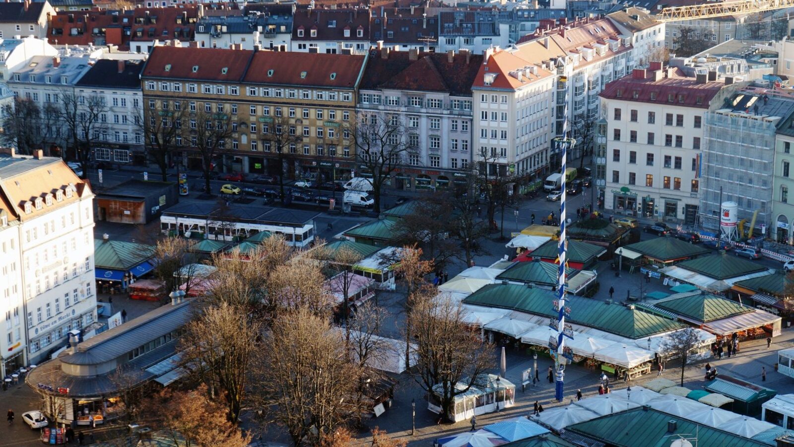 Blick auf den Viktualienmarkt in München – verkaufsoffener Sonntag in Bayern
