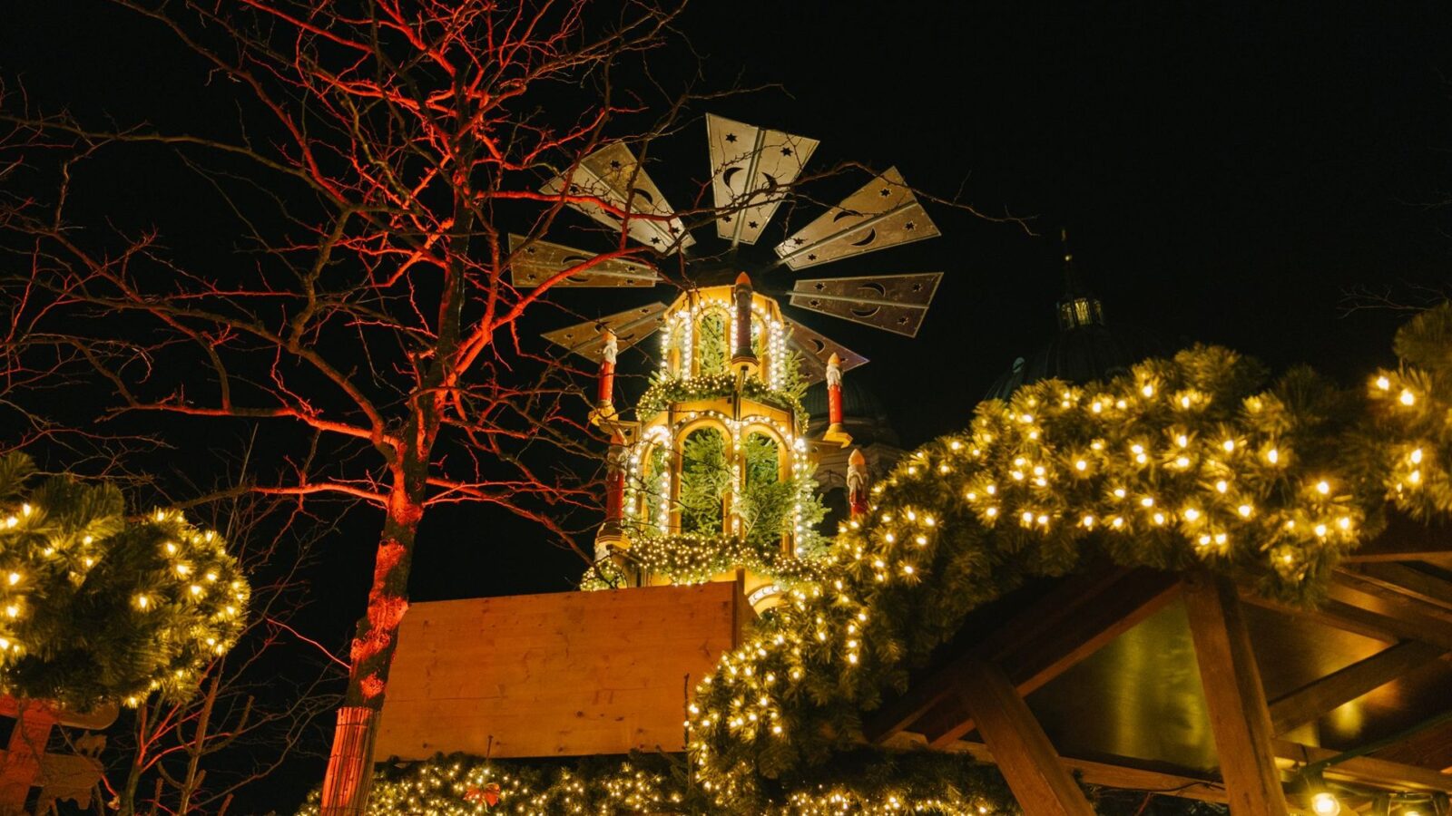 Beleuchtete Weihnachtspyramide auf einem Weihnachtsmarkt – verkaufsoffener Sonntag in Berlin