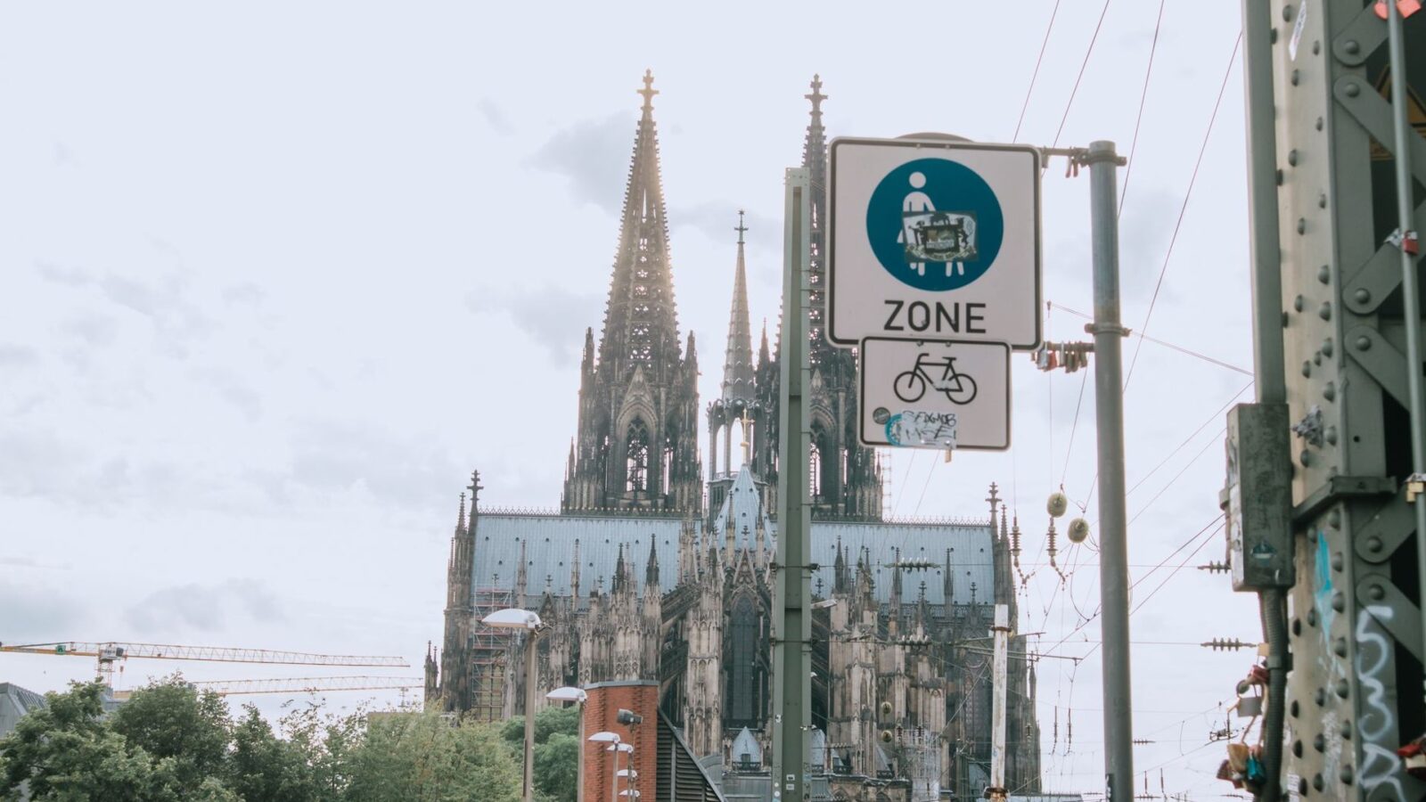 Kölner Dom, davor das Schild einer Fußgängerzone