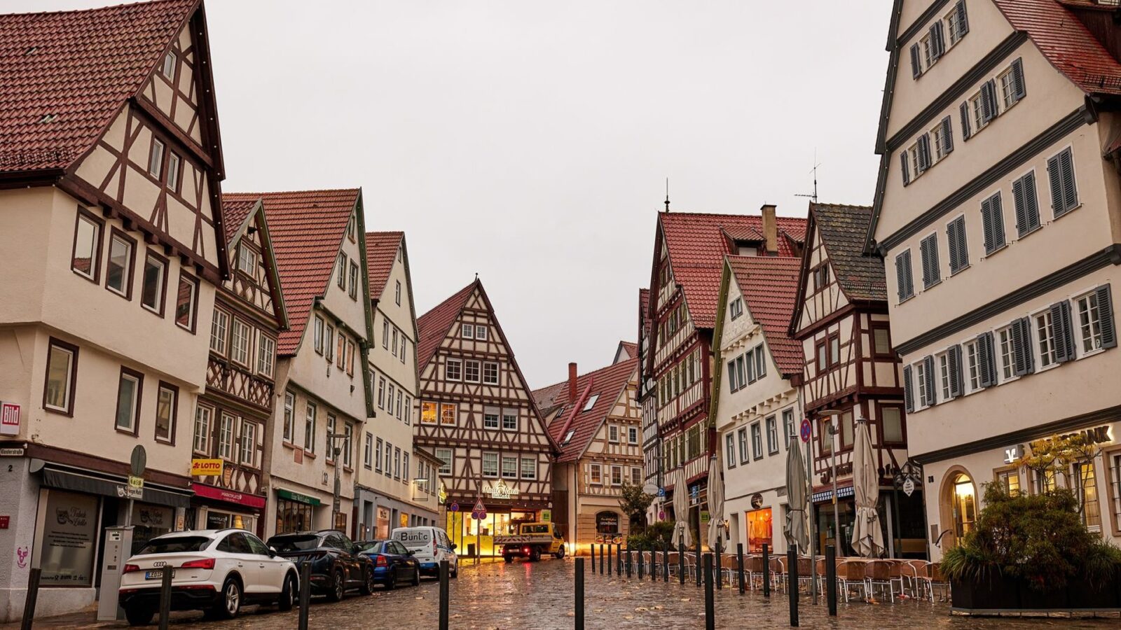 Fachwerkhäuser in einer Altstadt-Einkaufsstraße – verkaufsoffener Sonntag in Niedersachsen
