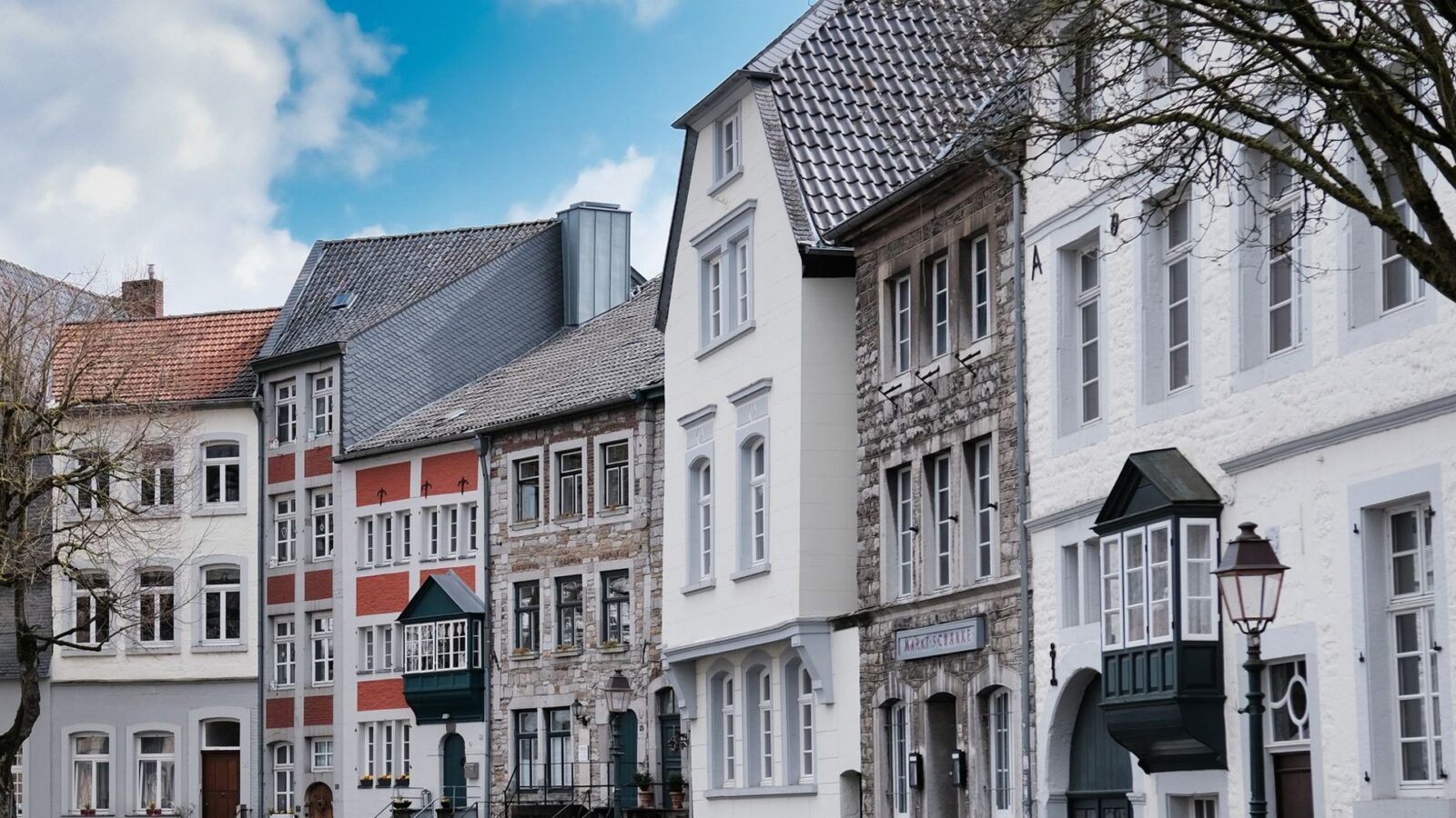 Altstadthäuser in einer Einkaufsstraße – verkaufsoffener Sonntag in NRW
