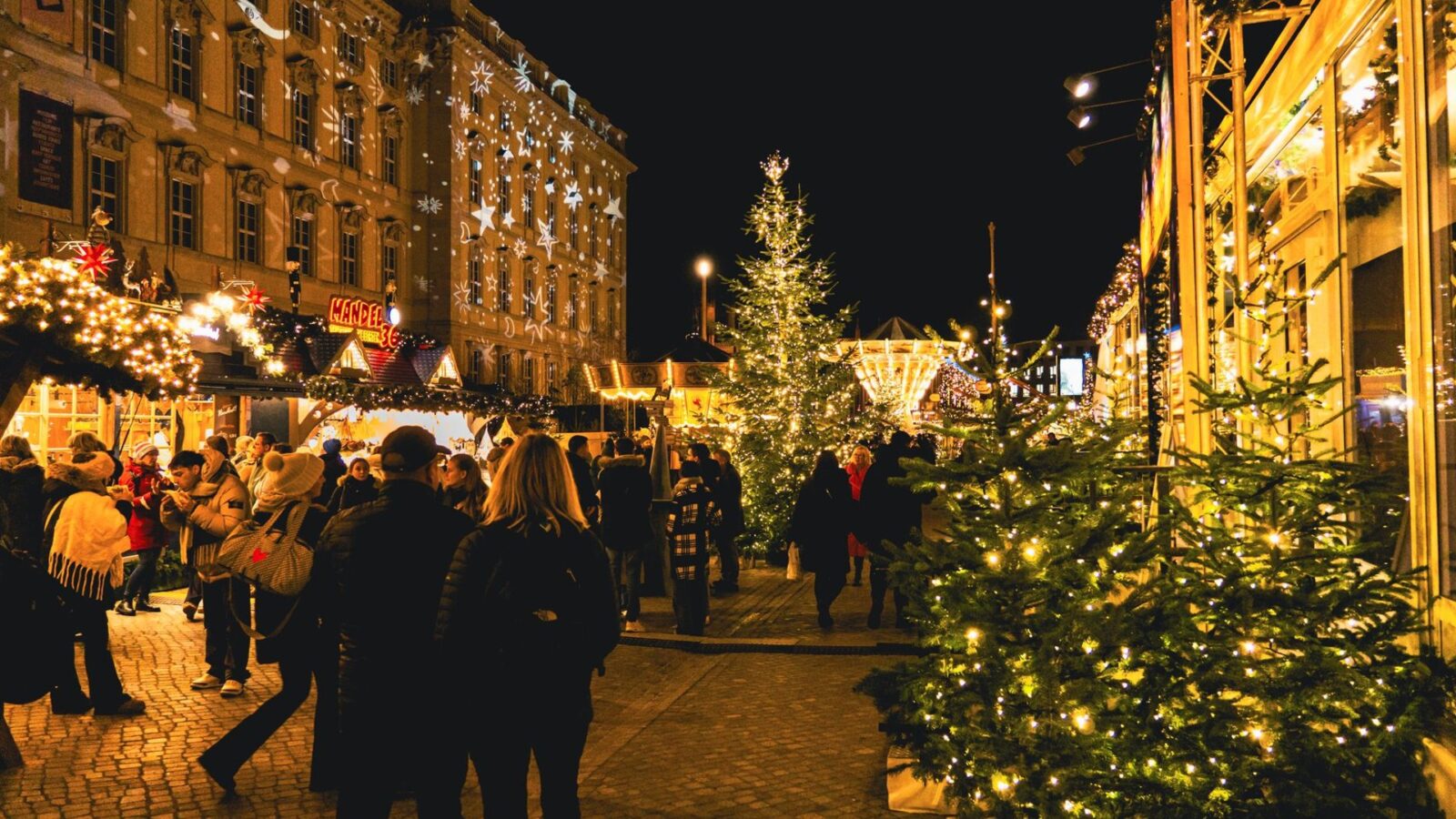 Abendlicher Weihnachtsmarkt in einer Einkaufsstraße – verkaufsoffener Sonntag im Advent