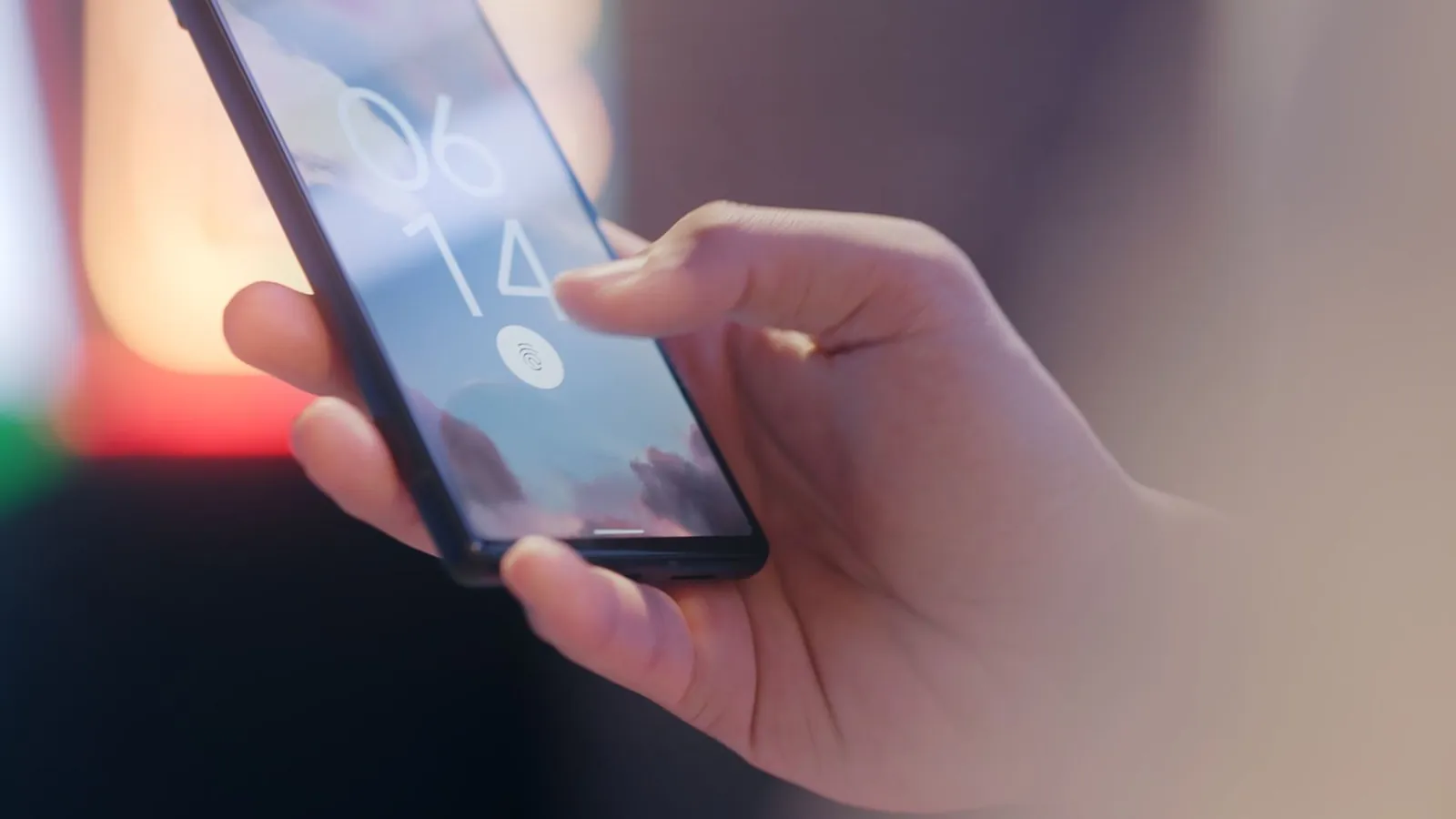 Person entsperrt Smartphone per Fingerabdruck als Beispiel fuer Zwei-Faktor-Authentifizierung
