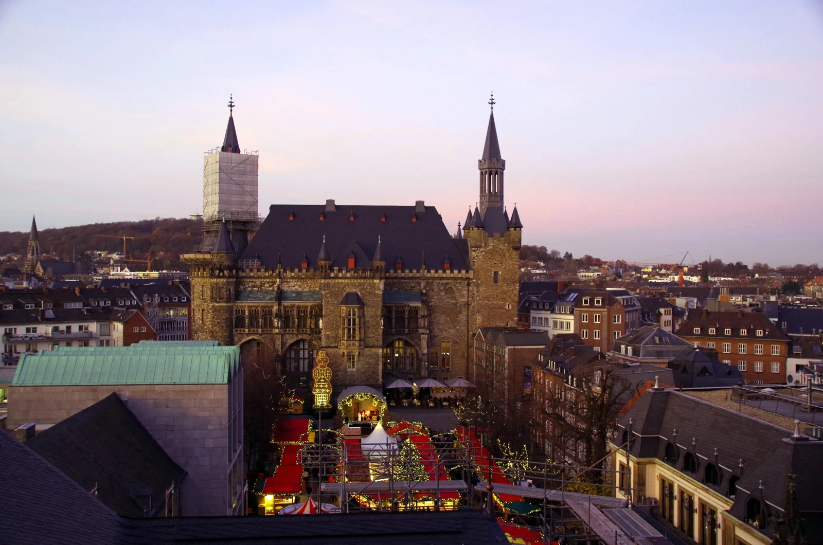 Weihnachtsmarktstände auf dem Katschhof vor dem beleuchteten Aachener Rathaus, fotografiert 2013
