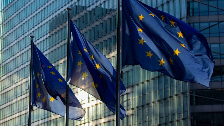 EU-Flaggen wehen vor einem Gebäude der Europäischen Kommission in Brüssel