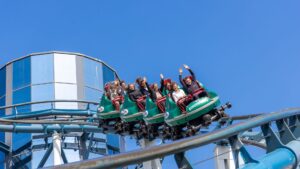 Menschen fahren Achterbahn in einem Freizeitpark