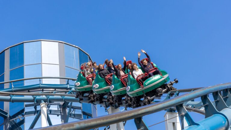 Menschen fahren Achterbahn in einem Freizeitpark