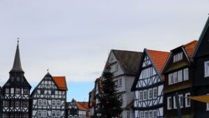 Historische Fachwerkhäuser in einer Altstadt als Symbolbild für die Weihnachtsmärkte in Nordrhein-Westfalen