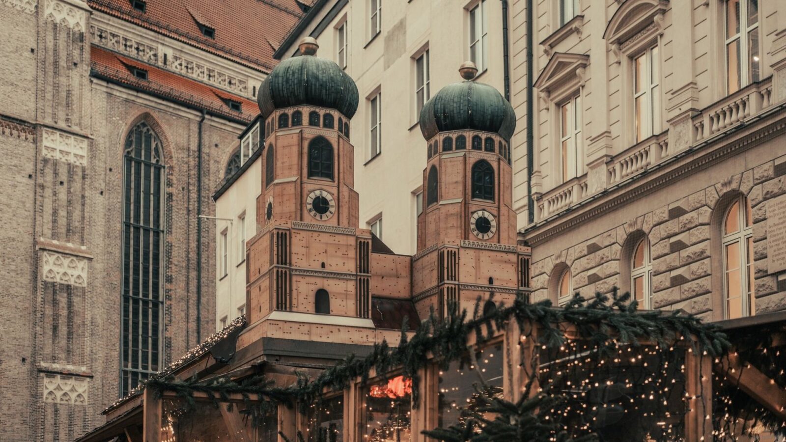 Weihnachtsmarkt in der Aachener Altstadt mit Lichtern vor historischer Kulisse