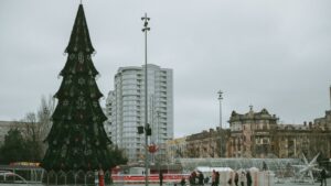 Großer beleuchteter Weihnachtsbaum auf einem Stadtplatz als Symbolbild für die Dortmunder Weihnachtsstadt