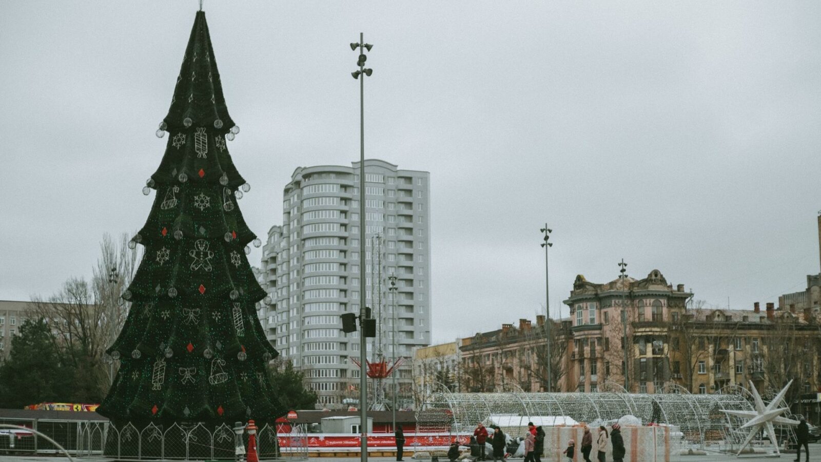 Großer beleuchteter Weihnachtsbaum auf einem Stadtplatz als Symbolbild für die Dortmunder Weihnachtsstadt
