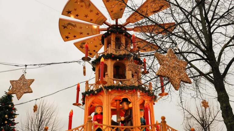 Festliche Weihnachtspyramide auf einem deutschen Weihnachtsmarkt als Symbolbild für den Dresdner Striezelmarkt