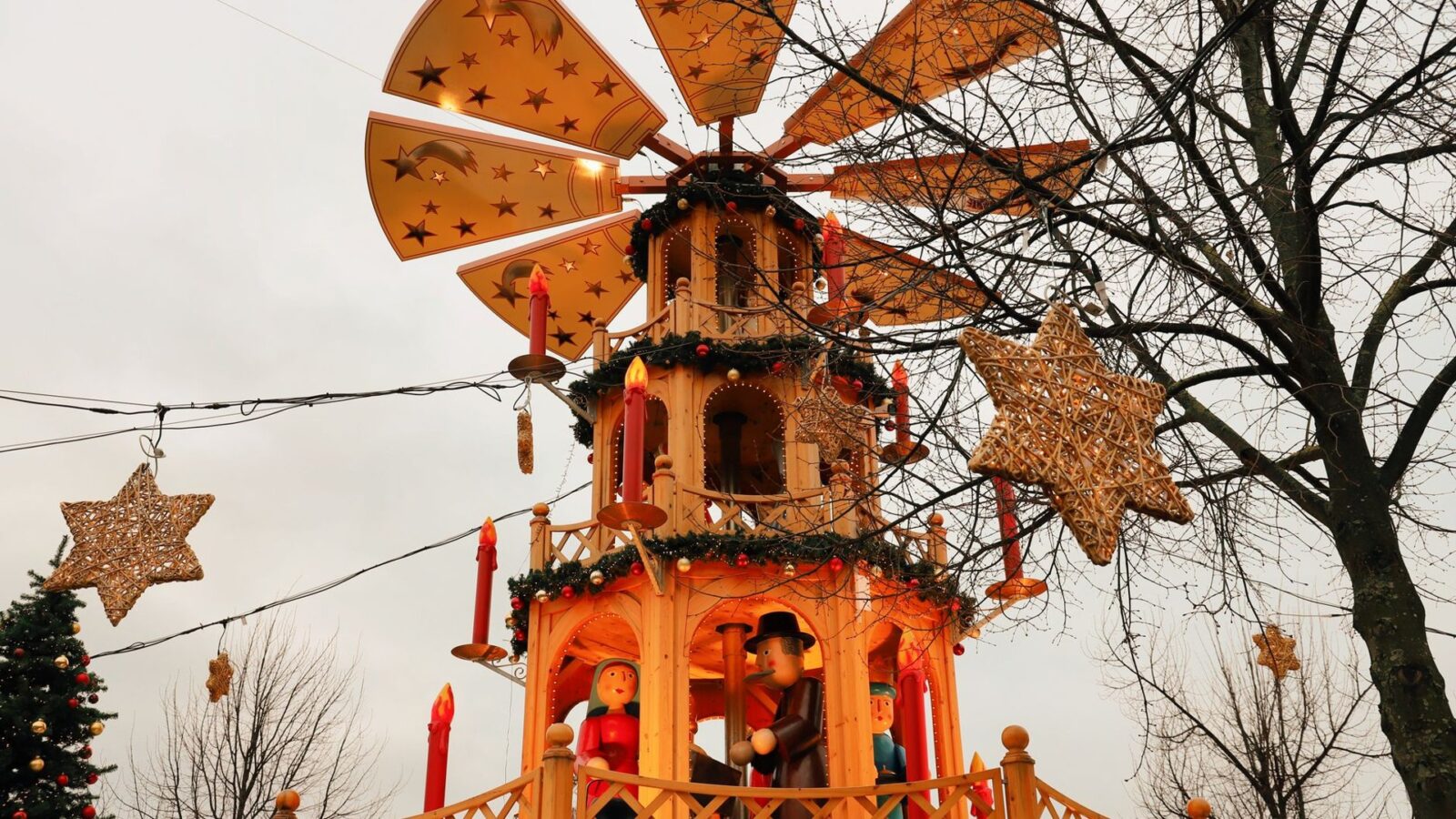 Festliche Weihnachtspyramide auf einem deutschen Weihnachtsmarkt als Symbolbild für den Dresdner Striezelmarkt