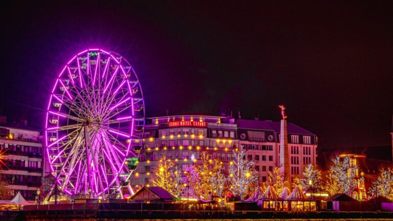 Beleuchtetes Riesenrad bei Nacht als Symbolbild für die Weihnachtsmärkte in Düsseldorf