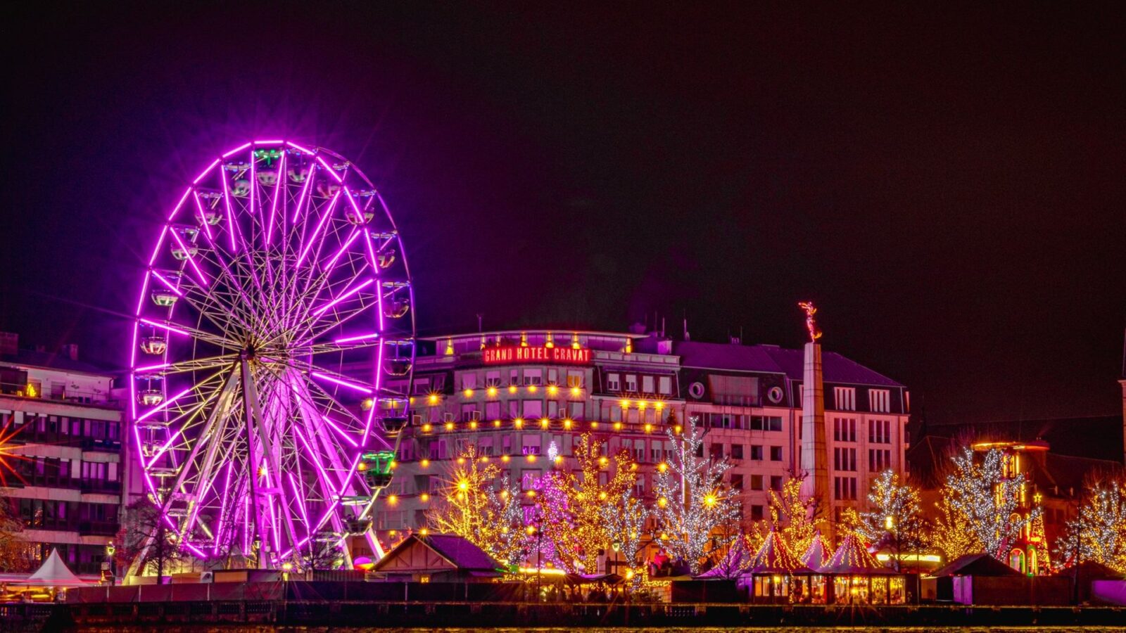 Beleuchtetes Riesenrad bei Nacht als Symbolbild für die Weihnachtsmärkte in Düsseldorf