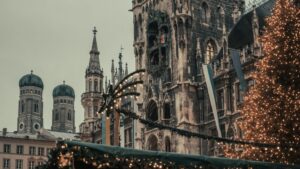Festlich beleuchteter Weihnachtsmarkt auf einem historischen Platz als Symbolbild für den Weihnachtsmarkt in Erfurt