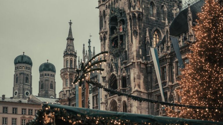 Festlich beleuchteter Weihnachtsmarkt auf einem historischen Platz als Symbolbild für den Weihnachtsmarkt in Erfurt