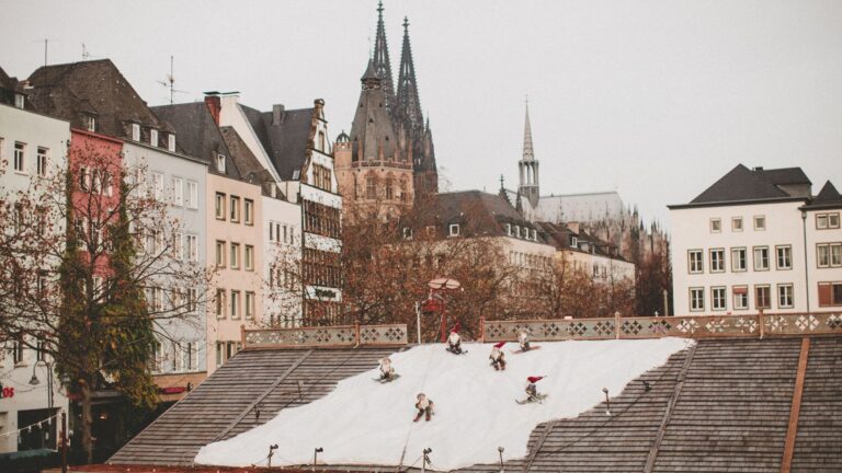 Winterlich dekoriertes Dach mit Lichterschmuck als Symbolbild für den Weihnachtsmarkt in Köln